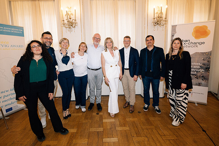 Eine Gruppe von Personen posiert für ein Foto.