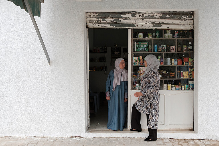 Nabila im Gespräch mit einer Frau in ihrer handwerklichen Destillationswerkstatt in Nâassen. Nabila konnte Frauen in ihrem Viertel dazu motivieren, ihre Fähigkeiten im Landwirtschaftszentrum zur Ausübung einer selbstständigen Tätigkeit zu entwickeln. DVV International. ©Augustin Le Gall