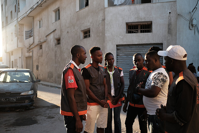 Francis ist Freiwilliger in der Vereinigung der Ivorer*innen in Tunesien. Mit Mitgliedern des Vereins diskutiert er über seine Erfahrungen in seinem Viertel Nour Jaafer. Zwischen der ivorischen Gemeinschaft und den Tunesier*innen entstehen Spannungen und Konflikte. Für Francis ist es wichtig, die Ivorer*innen zu sensibilisieren, bei Problemen den Dialog mit den Tunesier*innen zu suchen. DVV International. ©Augustin Le Gall