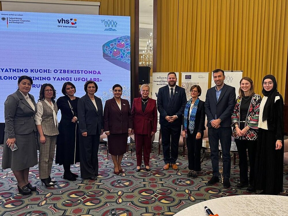 Mehrere Personen posieren für ein Gruppenbild.