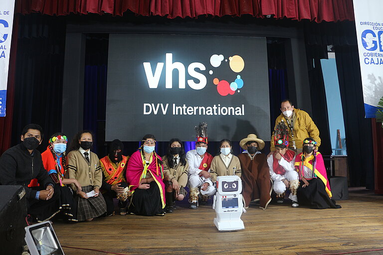 Konferenzteilnehmer*innen eines Erwachsenenbildungszentrums in Cajamarca mit JOVAM, DVV International