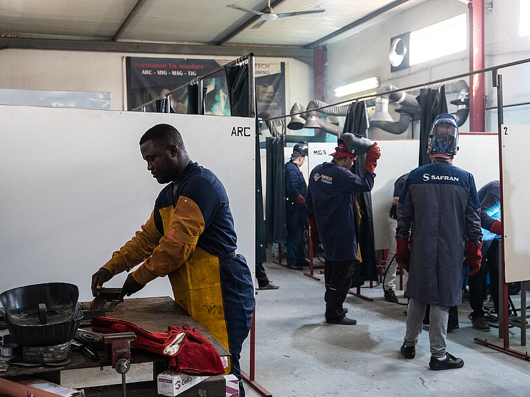 Zusammen mit einem Dutzend anderer Ivorer*innen nimmt Francis an einer Ausbildung zum Industrieschweißer teil, die von der Vereinigung ALDA finanziert wird. Das Erlernen neuer beruflicher Tätigkeiten wird es Francis ermöglichen, seine Fähigkeiten in gefragten Berufen weiterzuentwickeln. Denn Arbeit ist auch ein wichtiger Faktor für die Integration in Tunesien. DVV International. ©Augustin Le Gall