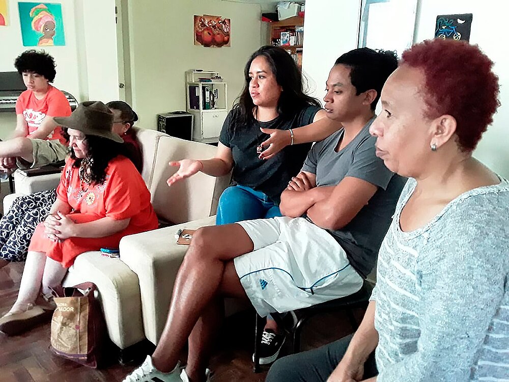 Frauen, sprechend und zuhörend