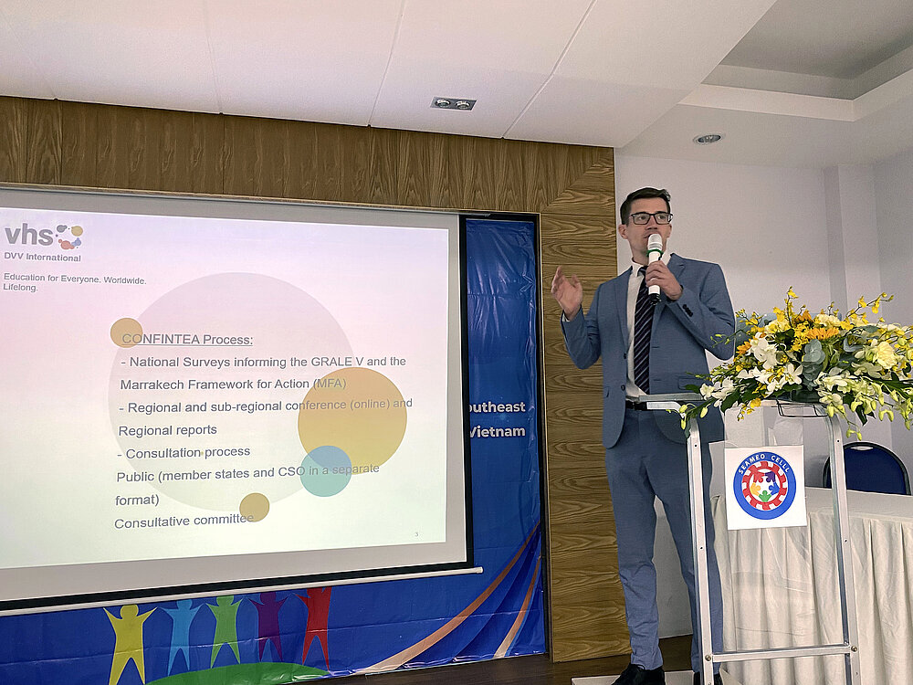 Johann Heilmann, Regionalleiter DVV International Südostasien, bei einer Präsentation auf der Konferenz