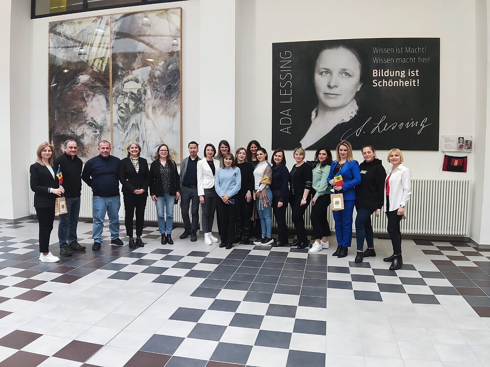 Group in front of Ada Lessing's portrait, vhs Hannover