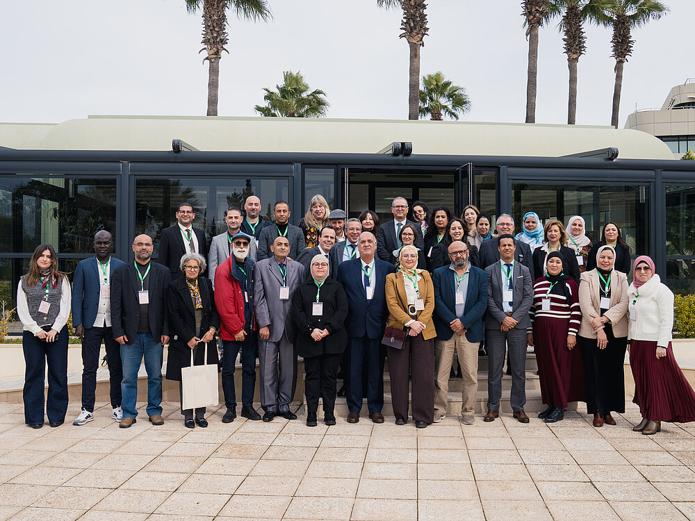 Mehrere Personen posieren für ein Gruppenbild.