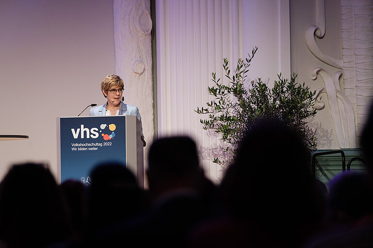 Annegret Kramp-Karrenbauer, Präsidentin des Deutschen Volkshochschul-Verbandes, beim Volkshochschultag 2022 © Sandrino Donnhauser