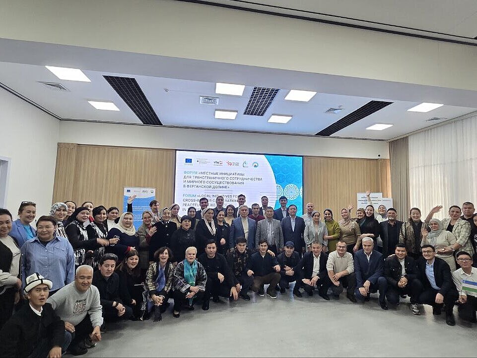 Eine Gruppe von Menschen posiert für ein Gruppenbild.