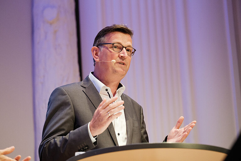 Martin Rabanus, Vorsitzender des Deutschen Volkshochschul-Verbandes, beim Volkshochschultag 2022 © Sandrino Donnhauser