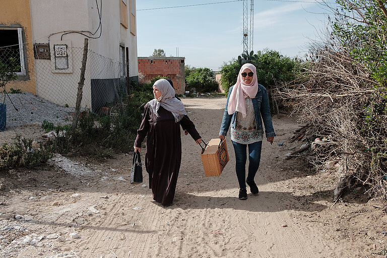 Fatma lebt auf einem Bauernhof in dem kleinen Dorf Bayoub, vier Kilometer vom Erwachsenenbildungszentrum Frinine entfernt, zu der sie jeden Tag zu Fuß pendelt. Zwei Jahre lang nahm Fatma an Alphabetisierungskursen teil, um die Grundlagen des Lesens und Schreibens zu erlernen. Anschließend startete sie ein Imkereiprojekt, um zertifizierten Bio-Honig zu erzeugen. DVV International. ©Augustin Le Gall