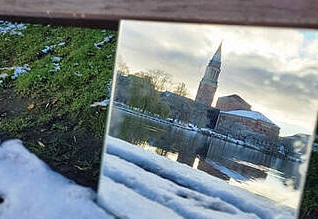 Foto der Ausstellung zeigt Kieler Rathaus im Spiegel