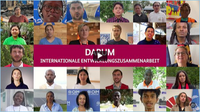 Auf einer Collage aus verschiedenen Porträtfotos von Menschen aus unterschiedlichen Kulturen und Hintergründen, steht 'DARUM - Internationale Entwicklungszusammenarbeit' geschrieben. Ein Play-Button ist in der Bildmitte platziert, da es sich um das Standbild eines Videos handelt.